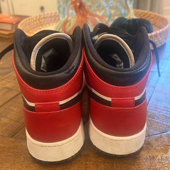 Nike Air Jordan 1 Mid Chicago Red/Black High-Top Sneakers Shoes youth Size 5.5 - Picture 2 of 7
